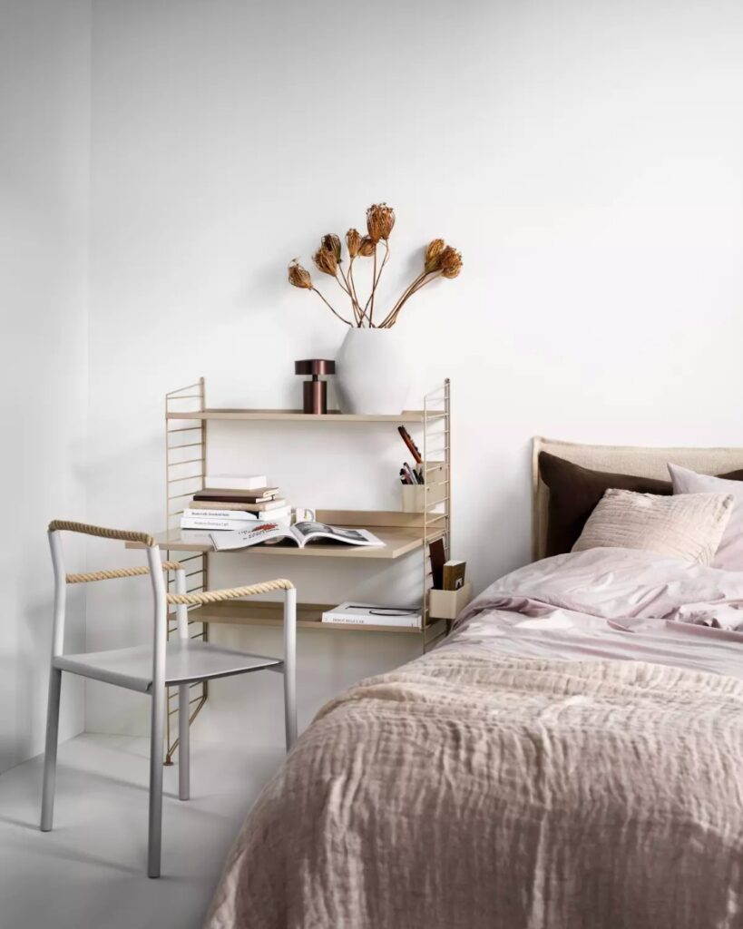 Sting - Mesa de trabajo auxiliar que hace de mesita de noche. Solución brillante para una habitación pequeña 