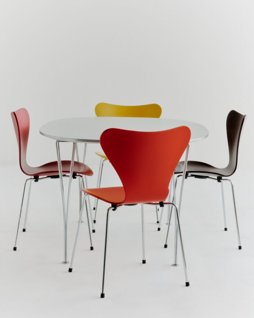 Nueva edición de la silla Serie 7 de Fritz Hansen en los colores originales que Panton diseñó en los años 70.