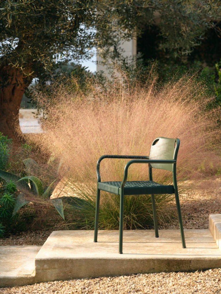 Silla con brazos Vind en color Hunter Green.