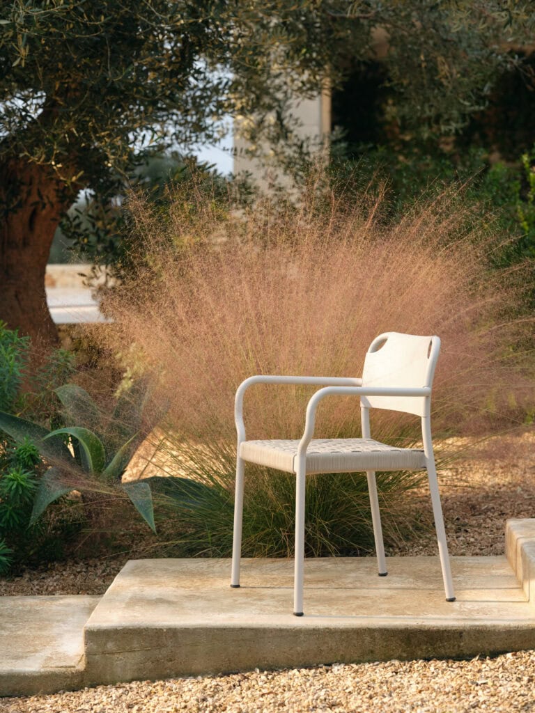 Silla con brazos Vind en color Mist Grey.