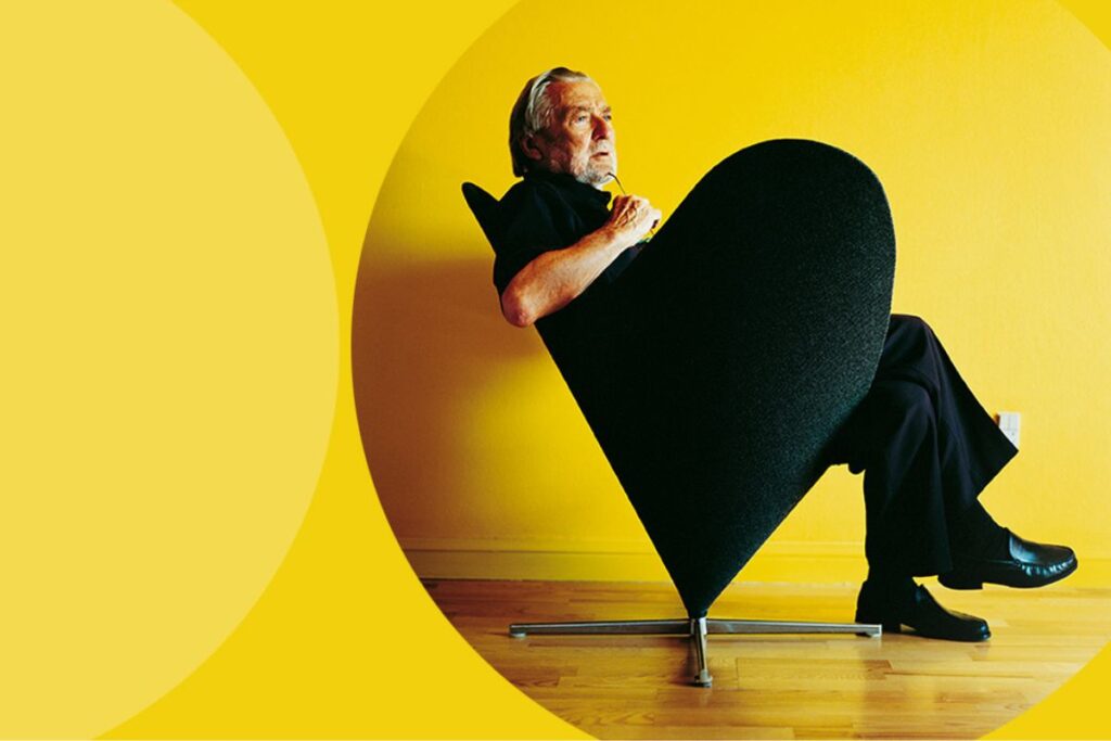 Verner Panton sentado en su icónica Heart Cone Chair.