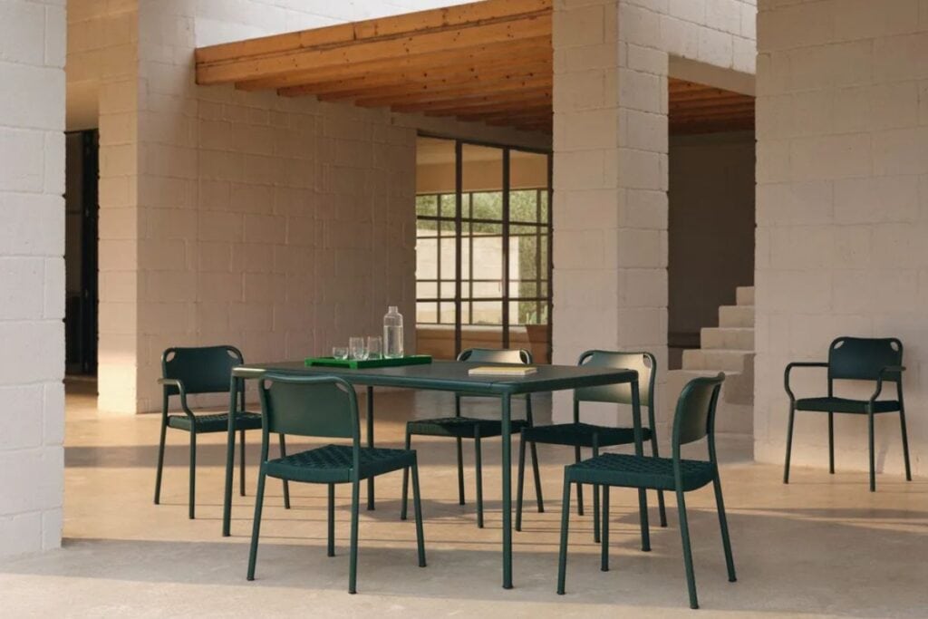 Colección Vind de exterior . compuesta pon una mesa y sillas en color Hunter Green.